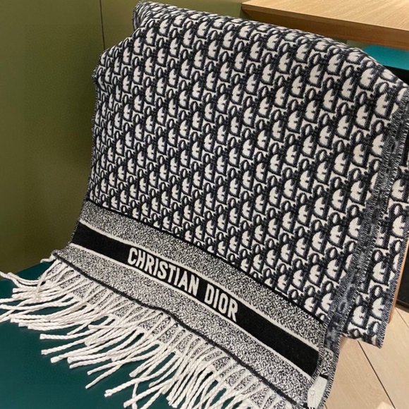 Dior Shawls: The Perfect Accessory for Every Outfit - Picture 8 of 8